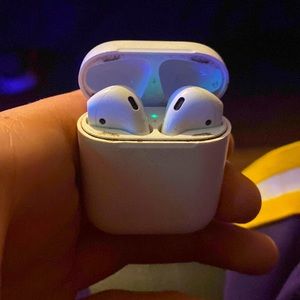 I am trying to sell original airpod. White.